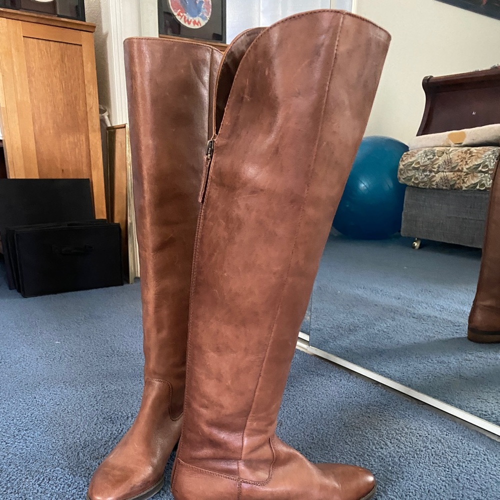 Tall leather boots. Arturo Chiang